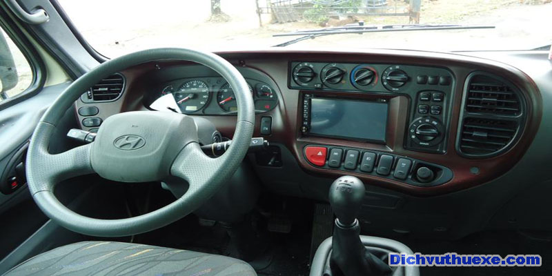 Cho thuê xe du lịch 29 chỗ Hyundai County đi đền Cháo